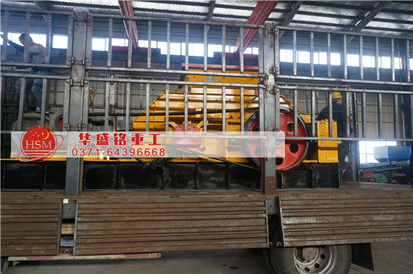 對輥破碎機現(xiàn)場圖片